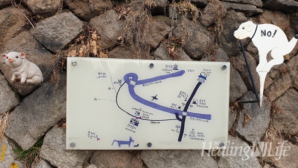 부암동 산모퉁이카페 앞 돌담에서 찾은 여행객의 동선에 도움을 주는 아기자기한 '부암동 북악스카이웨이 핫스팟 지도'