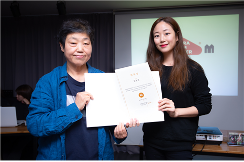 배우 김효진이 '카라 더봄센터' 건립을 위한 후원금을 전달했다. 왼쪽은 카라 임순례 대표.