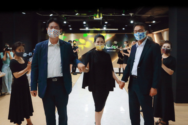 지난 19일 한국시니어스타협회 사무실에서 국내 최초 '마스크 패션쇼'가 개최됐다.   사진=한국시니어스타협회