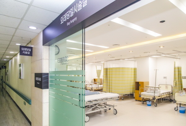 이화목동병원이 '외래당일시술실(Day Surgery)'을 12병상으로 확장 개소했다.