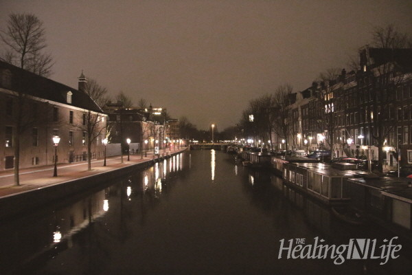 다양한 전통이 담긴 암스테르담의 오랜 건물들을 볼 수 있는 운하