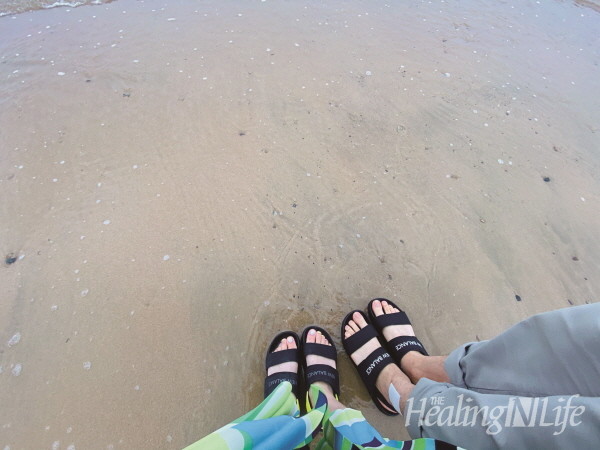 남해의 바닷가에 담겨진 발은 왠지 푸근한 품에 안긴듯 하다.