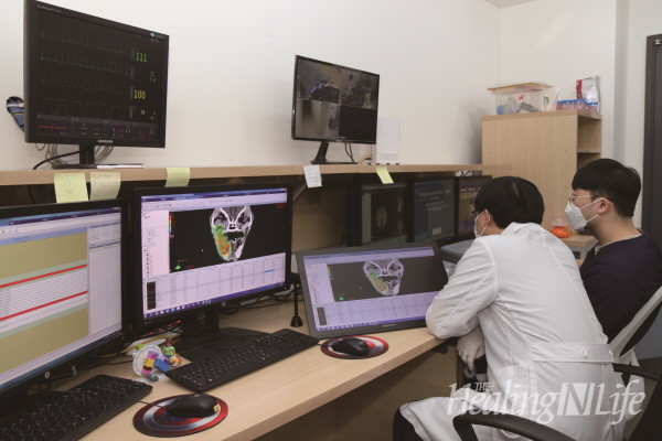 서울동물영상종양센터의 방사선치료는 전용 소프트웨어를 이용해 최적화된 치료계획을 세우고 치료를 시행하는 작업이 수반된다.